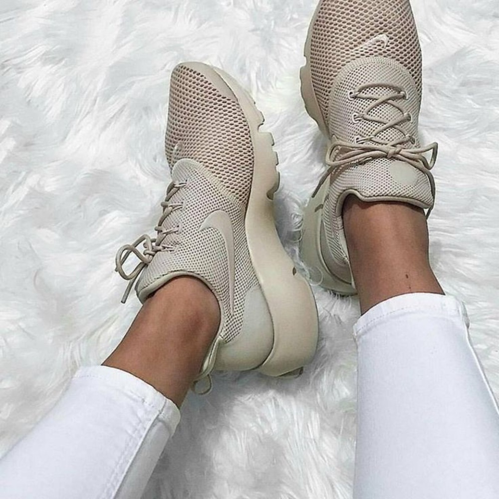 Nike WOMEN'S NIKE PRESTO FLY size 9 in oatmeal